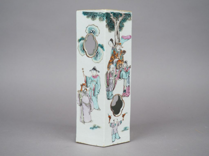 Vase de forme hexagonale en porcelaine et émaux de la famille rose, à 
