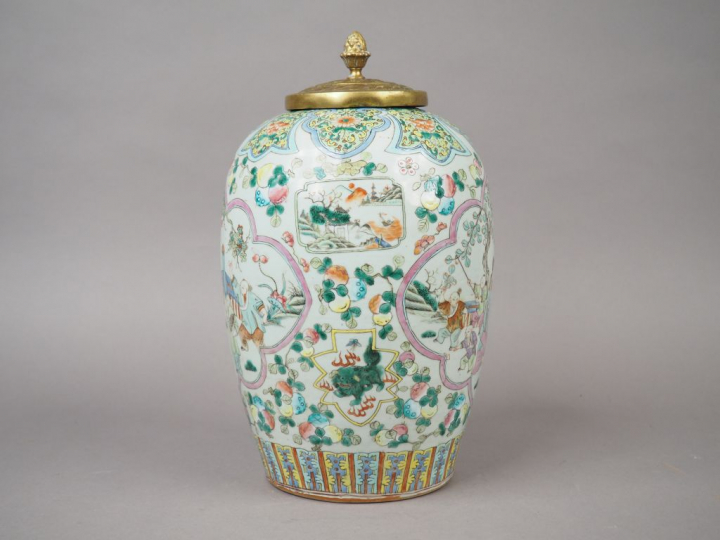 Potiche couverte de forme oblong en porcelaine et émaux de la famille 
