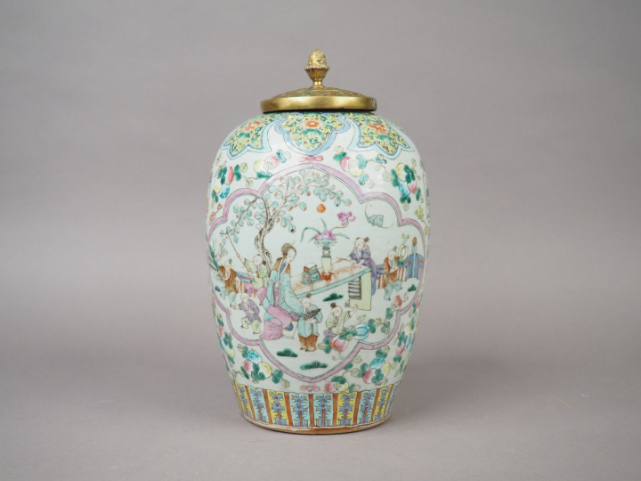 Potiche couverte de forme oblong en porcelaine et émaux de la famille 