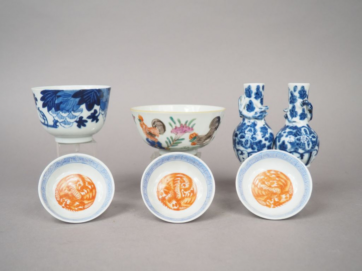Ensemble comprenant :  - trois coupes en porcelaine émaillée corail, à