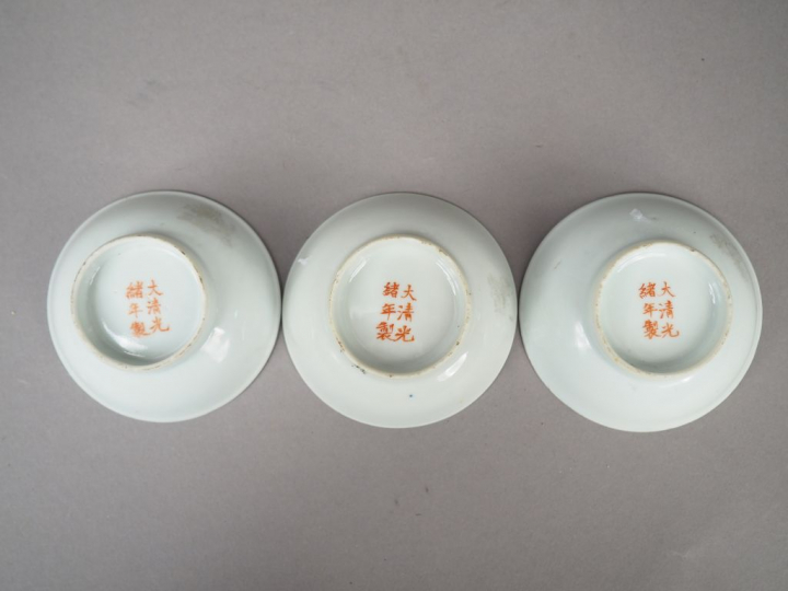 Ensemble comprenant :  - trois coupes en porcelaine émaillée corail, à