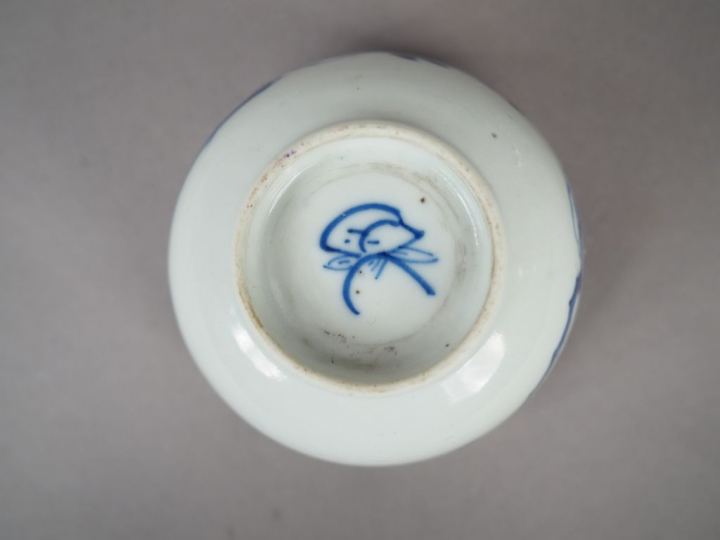 Ensemble comprenant :  - trois coupes en porcelaine émaillée corail, à