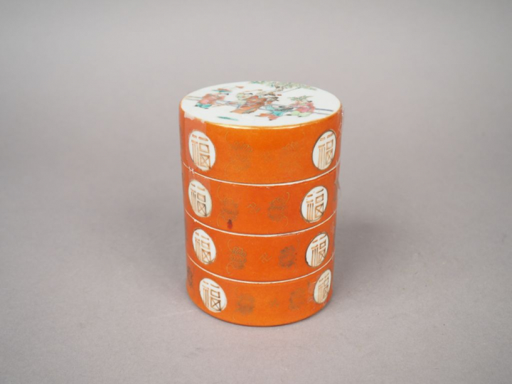 Trois raviers cylindriques en porcelaine et émail corail, à décor de m