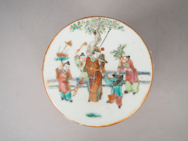 Trois raviers cylindriques en porcelaine et émail corail, à décor de m