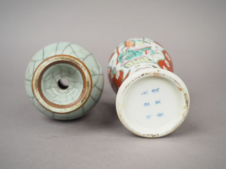 Ensemble comprenant :  - un vase en émail céladon craquelé de type Ge.