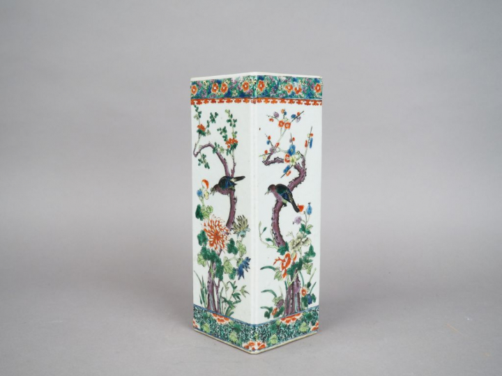 Vase quadrangulaire en porcelaine et émaux de la famille verte, à déco
