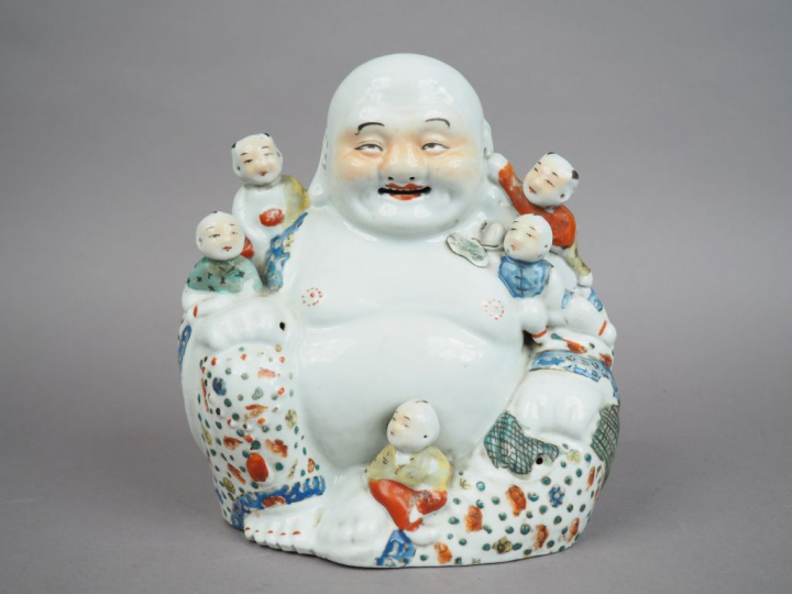 Bouddaï accompagné de cinq enfants en porcelaine et émaux dans le styl