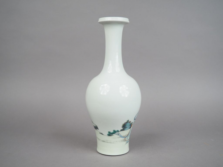 Vase balustre à long col en porcelaine et émaux de la famille rose, à 