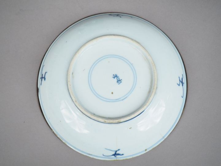 Ensemble comprenant :  - vase balustre en porcelaine bleu blanc, à déc
