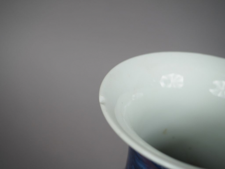 Ensemble comprenant :  - vase balustre en porcelaine bleu blanc, à déc