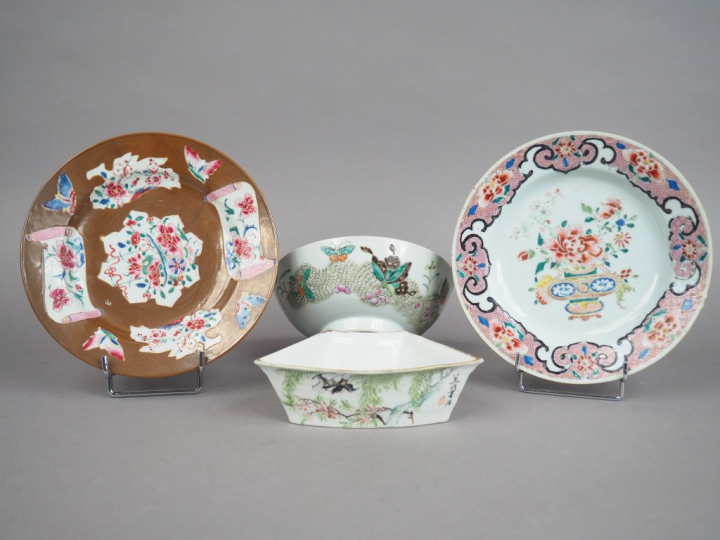Ensemble comprenant :  - deux assiettes en porcelaine et émaux de la f