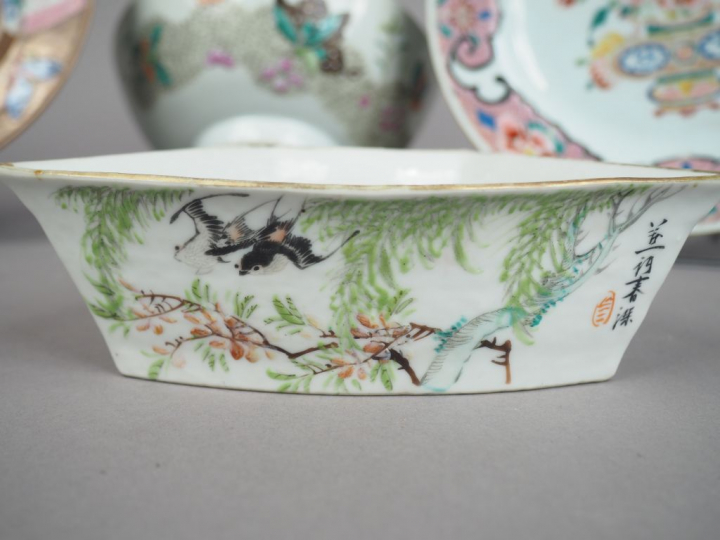 Ensemble comprenant :  - deux assiettes en porcelaine et émaux de la f