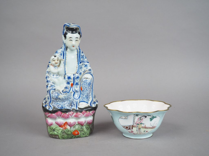 Ensemble comprenant :  - une statuette en biscuit émaillé, à décor pol