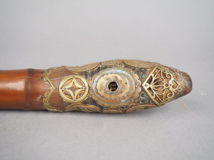 Pipe en bambou ornée d'éléments en cuivre représentant chauve-souris e