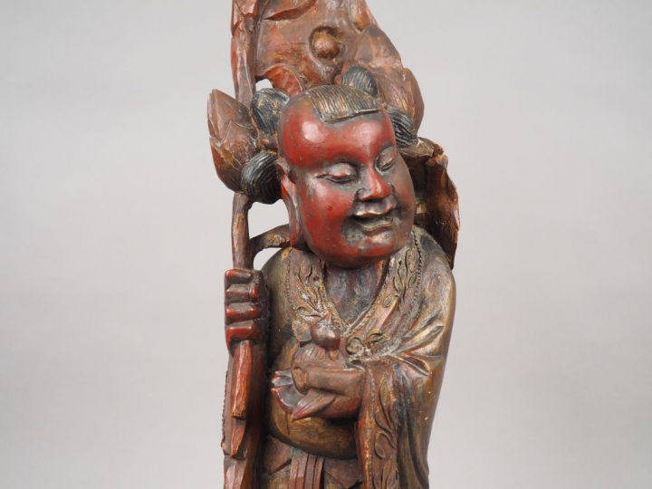 Statuette en bois laqué rouge et partiellement doré à la feuille de br