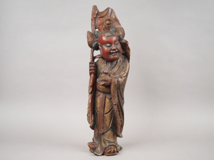 Statuette en bois laqué rouge et partiellement doré à la feuille de br