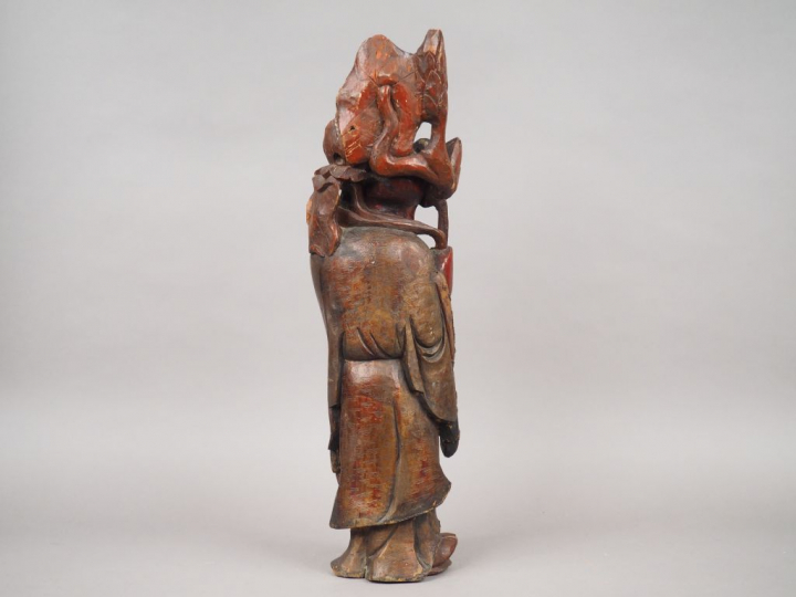 Statuette en bois laqué rouge et partiellement doré à la feuille de br