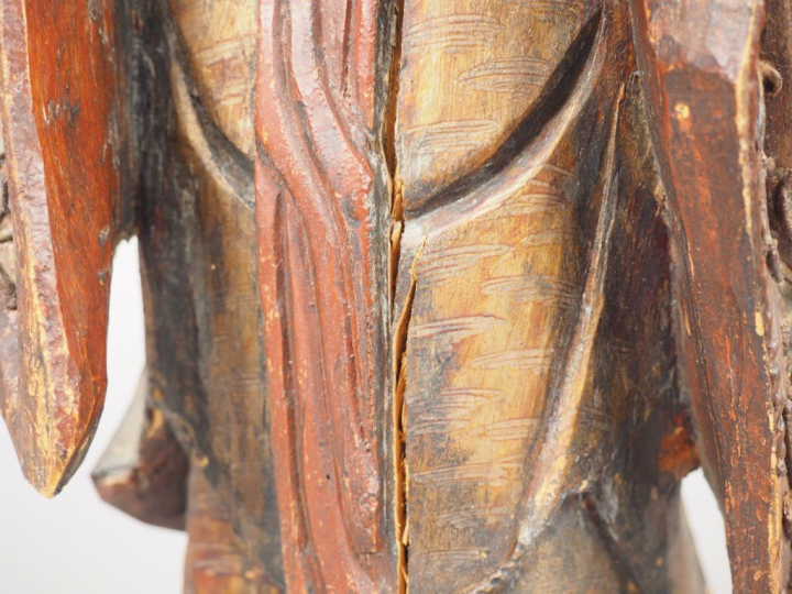 Statuette en bois laqué rouge et partiellement doré à la feuille de br