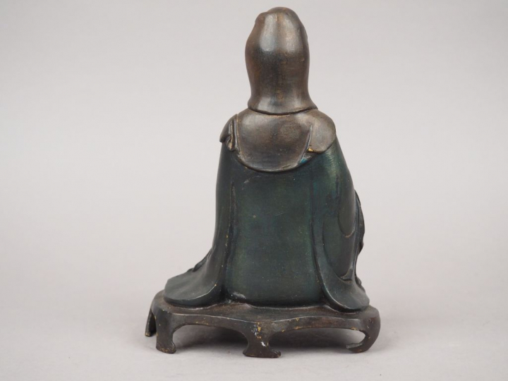 Statuette en bronze laqué représentant Guanyin assise en délassement r