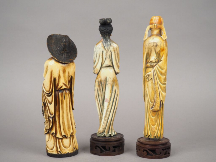 Ensemble comprenant trois statuettes en ivoires polychrome représentan