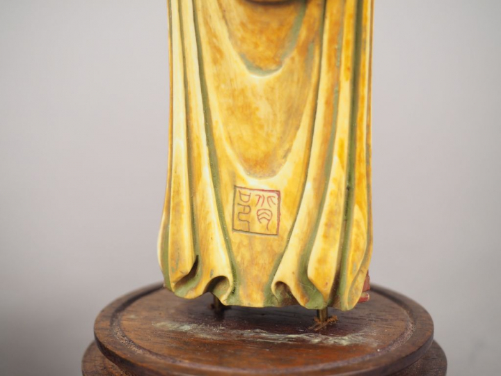 Ensemble comprenant trois statuettes en ivoires polychrome représentan