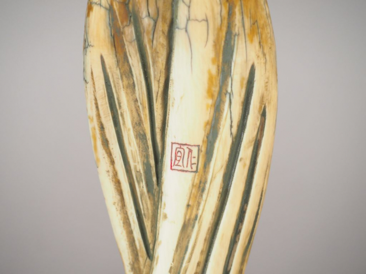 Ensemble comprenant trois statuettes en ivoires polychrome représentan