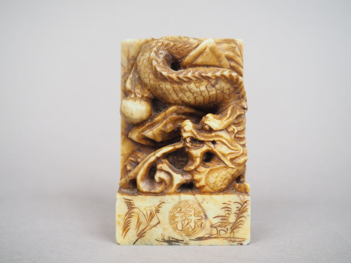 Sceau en stéatite sculpté d'un dragon.  Chine, XXème siècle. H. 8 cm