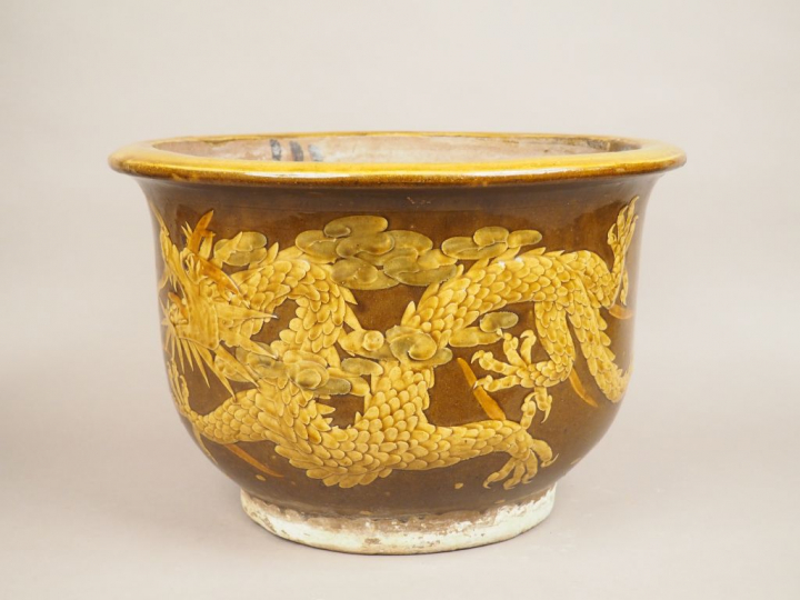Grande jare martaban, à décor de dragons.  Chine, vers 1920. Diam. 49 
