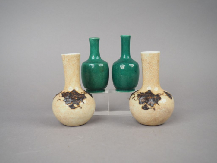 Ensemble comprenant deux paires de vases de maitrise en porcelaine et 