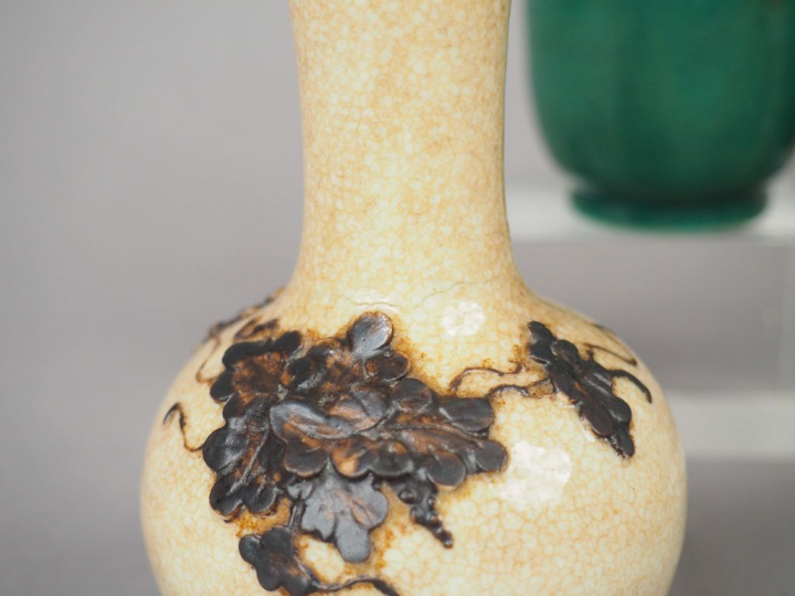 Ensemble comprenant deux paires de vases de maitrise en porcelaine et 