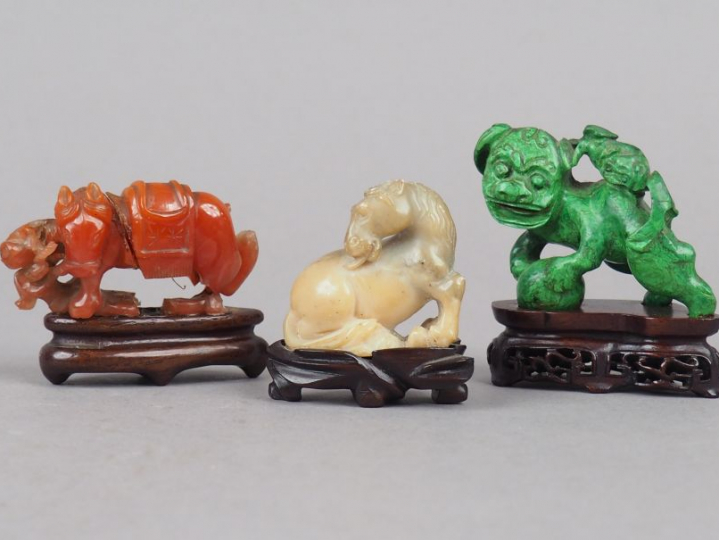 Ensemble comprenant :  - un cheval en stéatite - un lion en malachite 