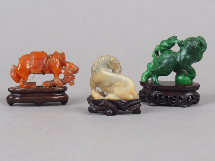 Ensemble comprenant :  - un cheval en stéatite - un lion en malachite 