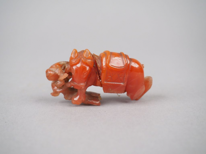 Ensemble comprenant :  - un cheval en stéatite - un lion en malachite 