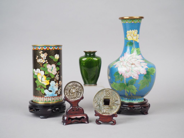 Ensemble comprenant :  - un vase cylindrique en émaux cloisonnés sur c