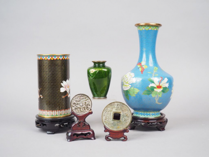 Ensemble comprenant :  - un vase cylindrique en émaux cloisonnés sur c