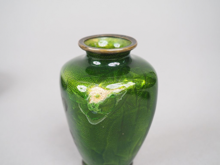 Ensemble comprenant :  - un vase cylindrique en émaux cloisonnés sur c
