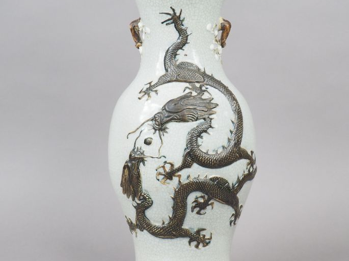 Vase de forme balustre en porcelaine et émail céladon craquelé, à déco