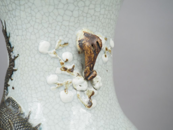 Vase de forme balustre en porcelaine et émail céladon craquelé, à déco