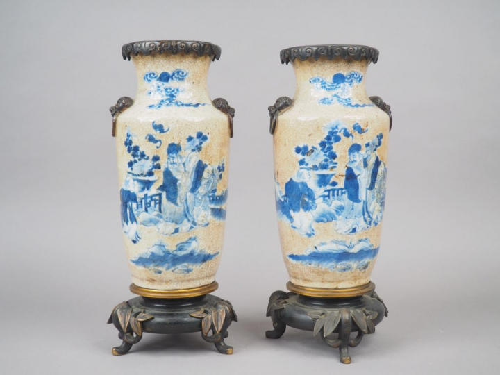 Paire de vases de forme rouleau en porcelaine, à décor émaillé bleu so