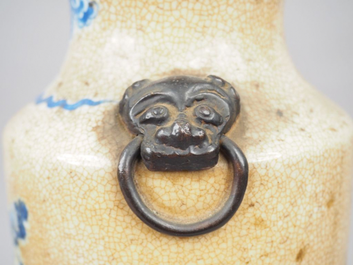 Paire de vases de forme rouleau en porcelaine, à décor émaillé bleu so