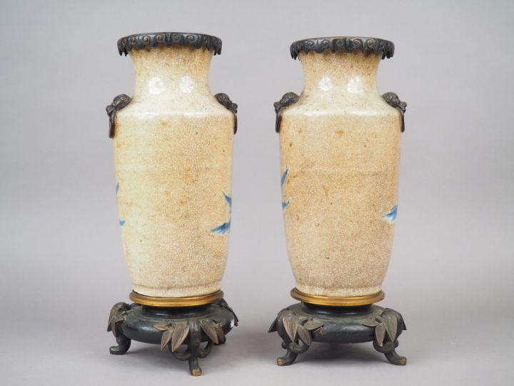 Paire de vases de forme rouleau en porcelaine, à décor émaillé bleu so