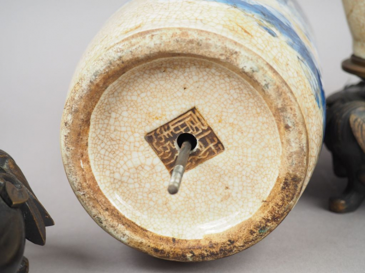 Paire de vases de forme rouleau en porcelaine, à décor émaillé bleu so