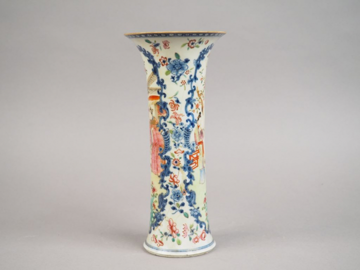 Vase cornet en porcelaine et émaux de la famille rose, à décor en méda
