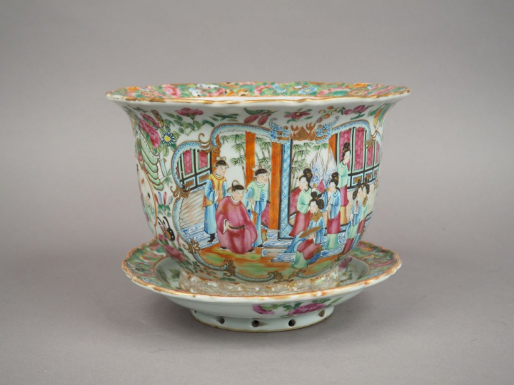 Jardinière et son support en porcelaine de Canton, à décor dans le sty