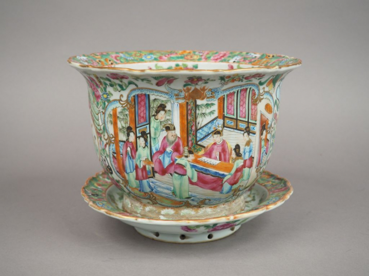 Jardinière et son support en porcelaine de Canton, à décor dans le sty
