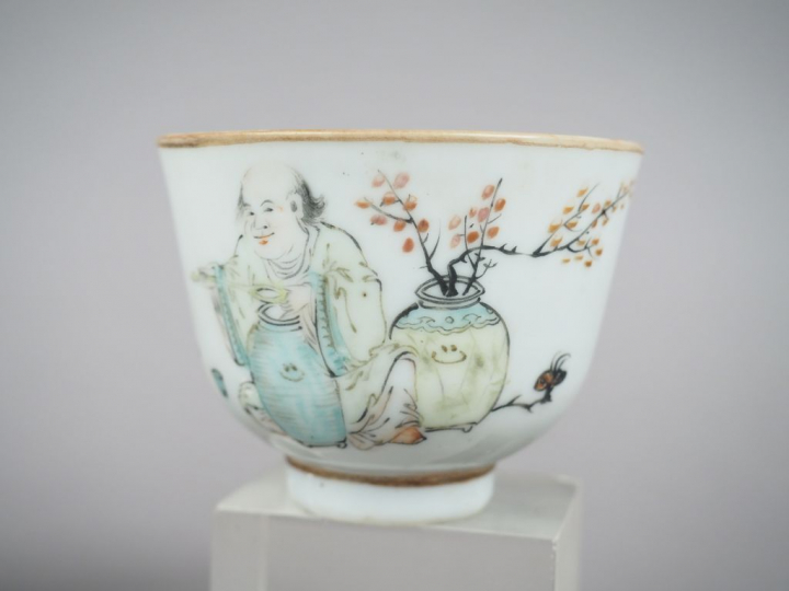 Théière et huit coupes à thé en porcelaine et émaux dans le style de l