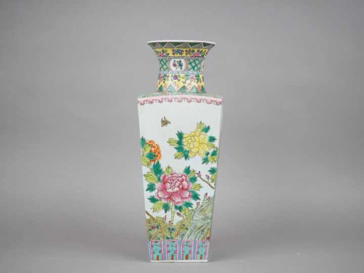 Vase de forme quadrangulaire en porcelaine et émaux dans le style de l