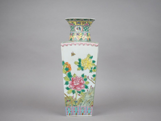 Vente aux enchères Vase de forme quadrangulaire en porcelaine et émaux dans le style de l