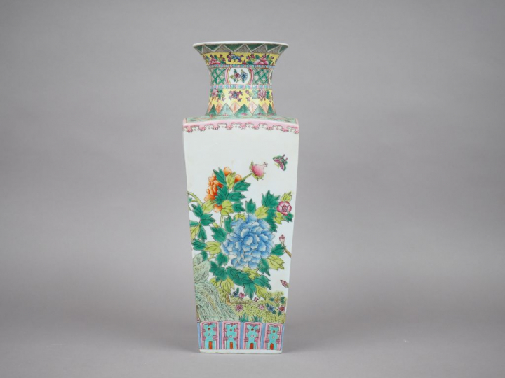 Vase de forme quadrangulaire en porcelaine et émaux dans le style de l