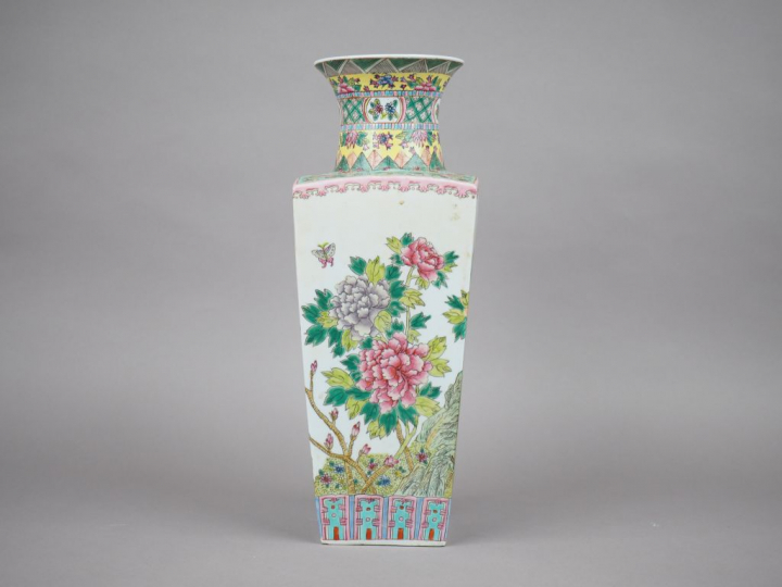 Vase de forme quadrangulaire en porcelaine et émaux dans le style de l